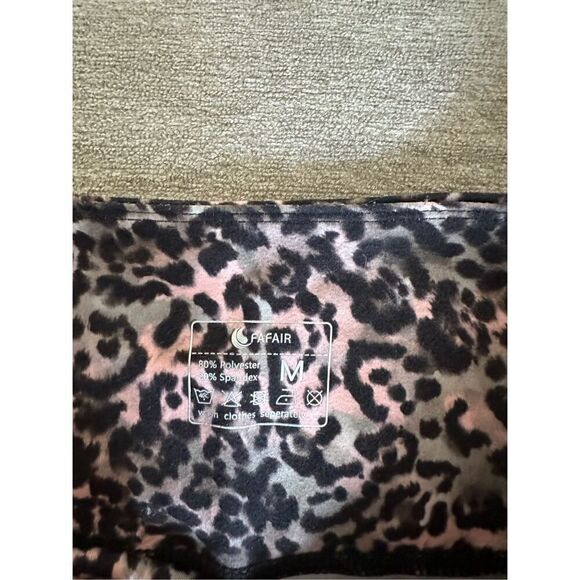 Pink leopard print ankle length pocketed leggings medium - Picture 2 of 3